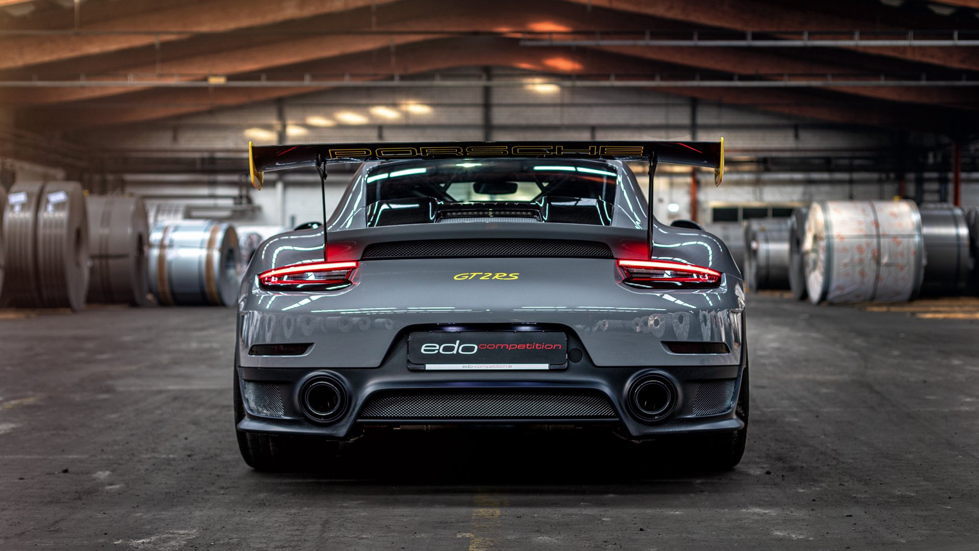 “高新体育中心健力赛：冠军之争白热化，选手拼尽全力”