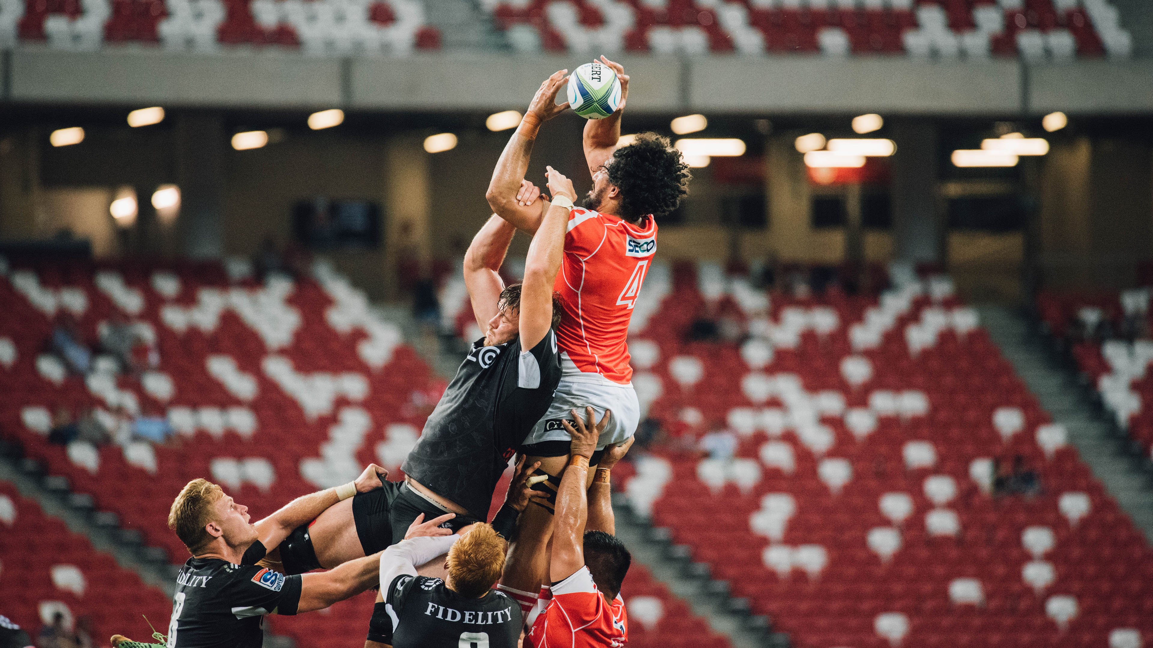 华体会在线-库里赛后亲吻地板告别主场，库里亲穿球鞋