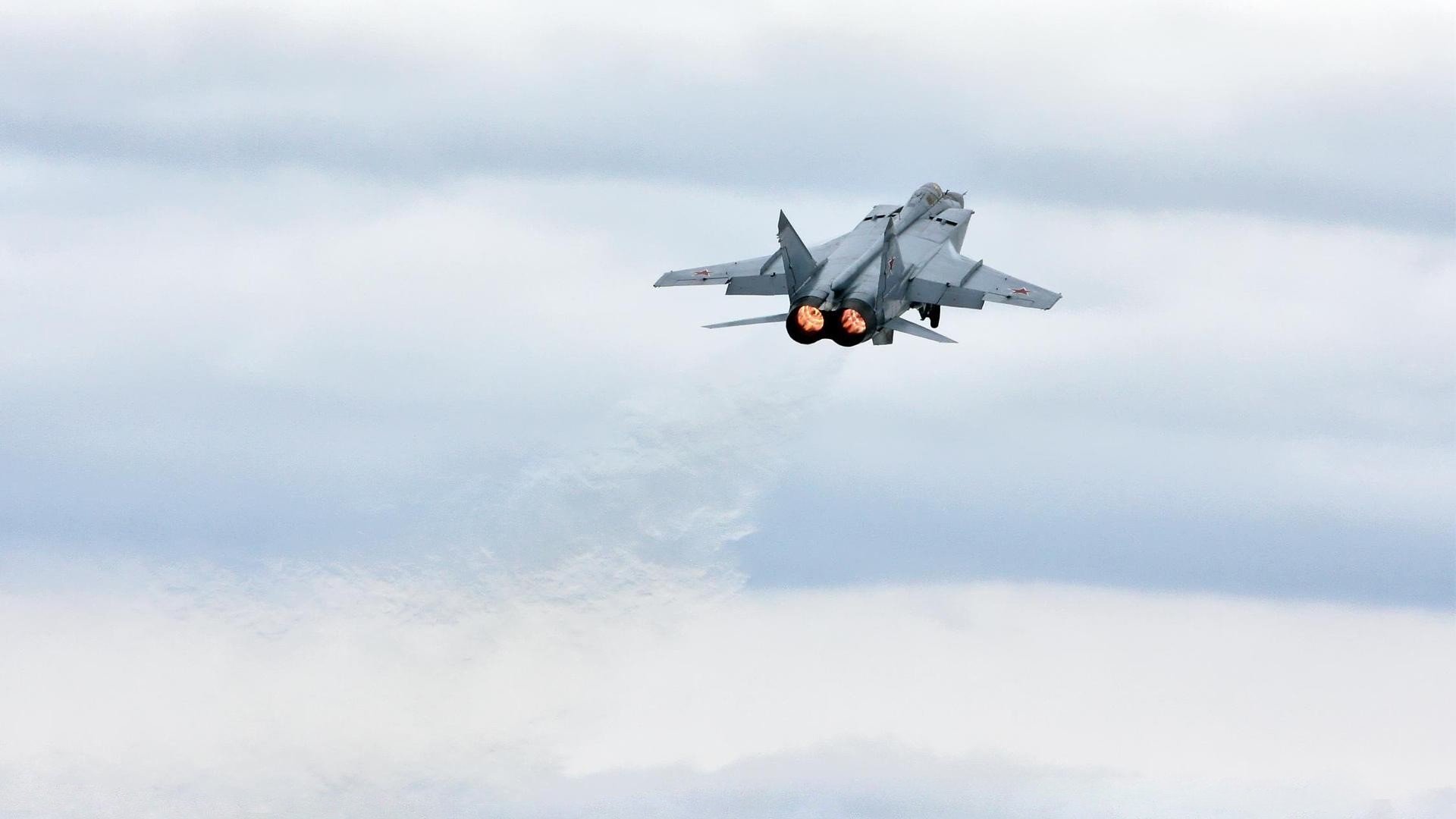 青少年赛事吸引大量家长关注体育素养成为家庭教育新焦点,实施青少年体育活动促进计划培育青少年体育爱好